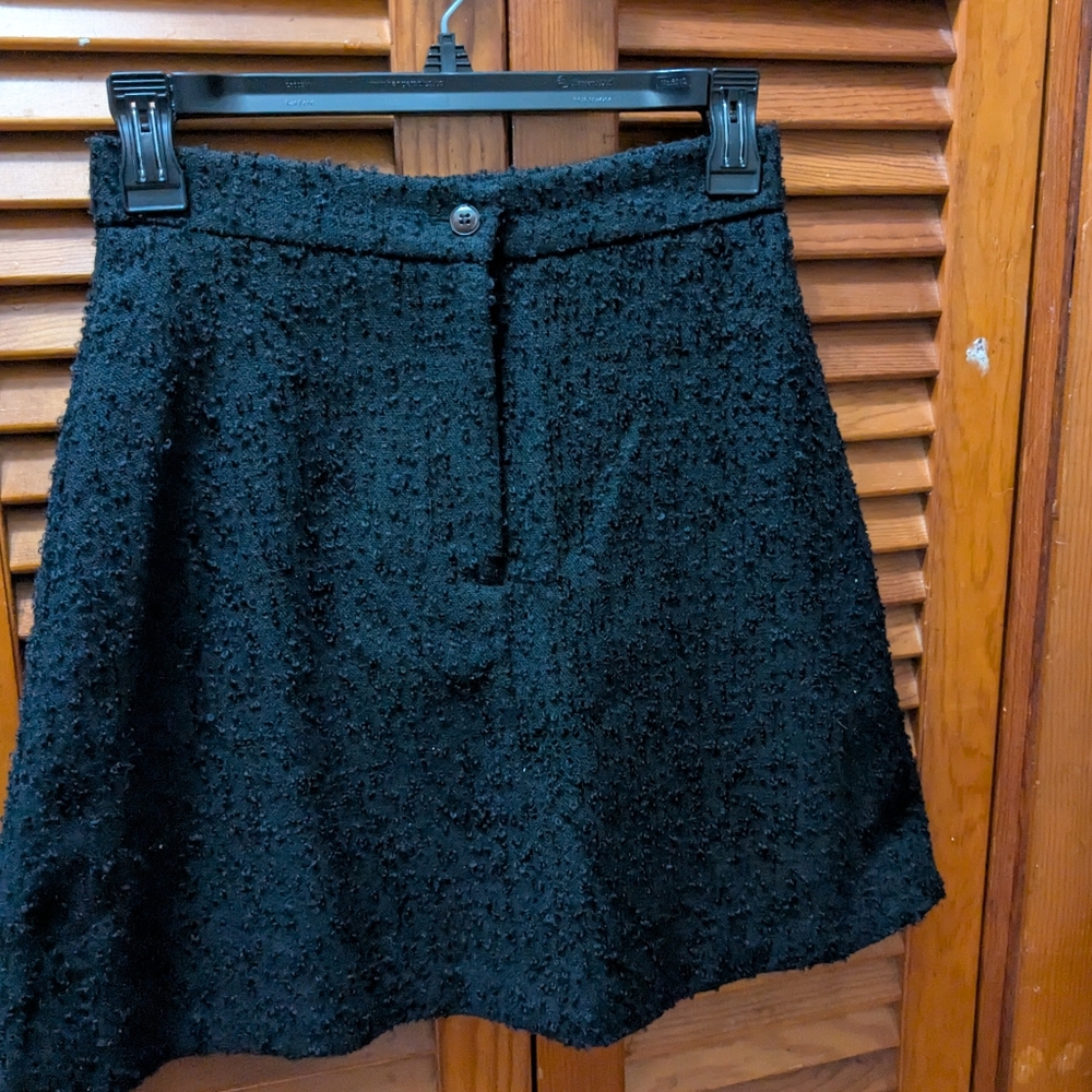 Elegant Black Textured Skirt - Picture 2 of 11